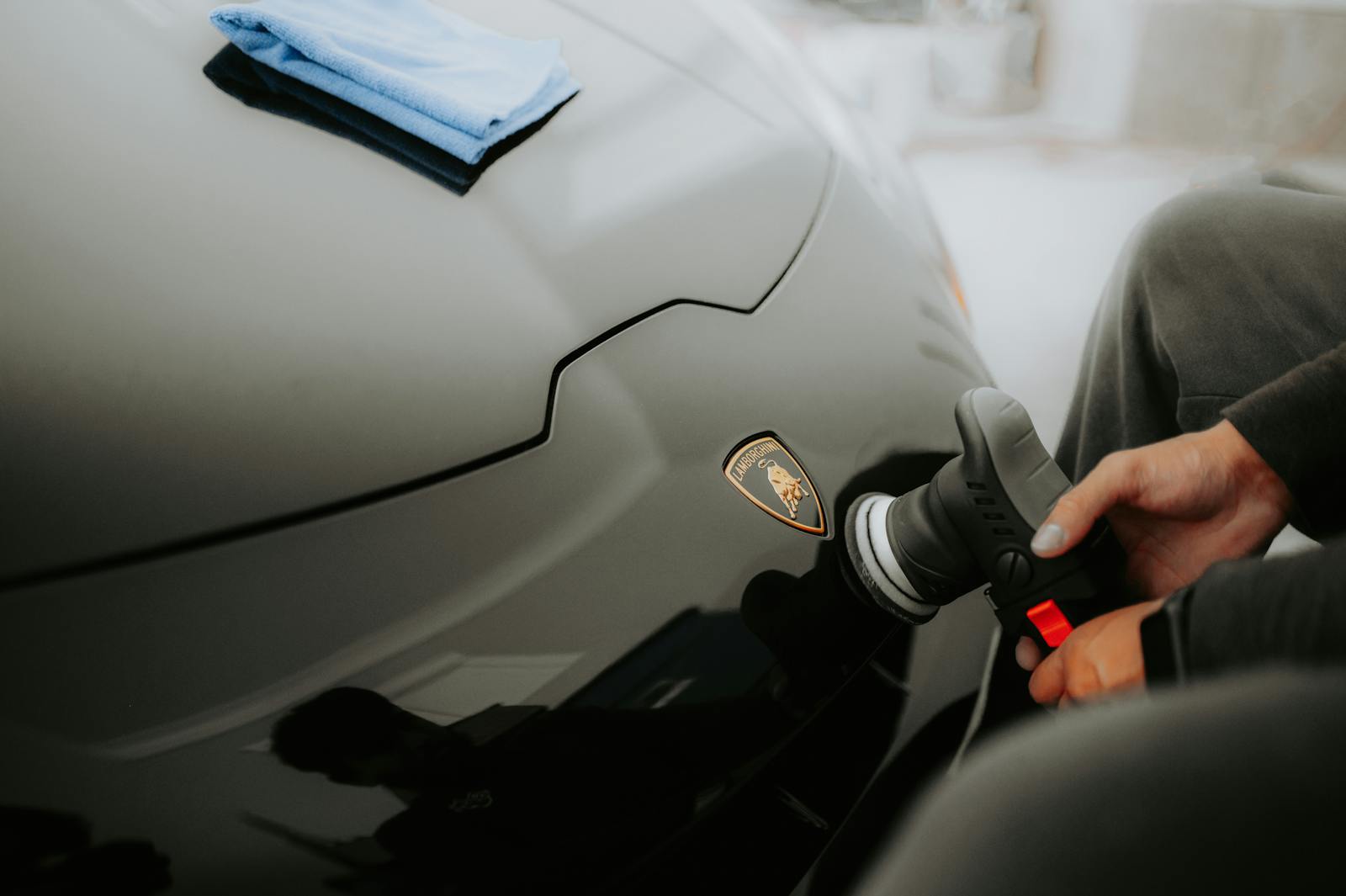Lucidatura professionale della carrozzeria di un'auto sportiva — Elite Detailing Milano